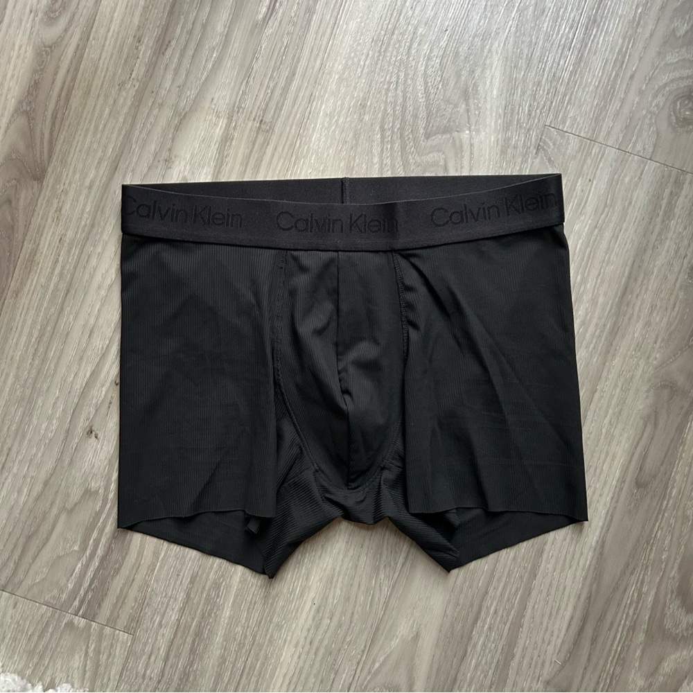 Calvin Klein | Micro Grip Low-Rise Trunks in Black  - Classic (Small) - Picture 2 of 12